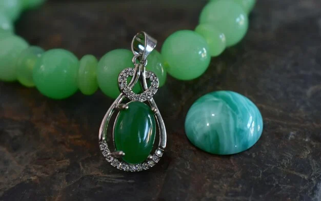 Silver_Green_Agate_necklace_with_Bucks_Pendants_necklacedesignz.com