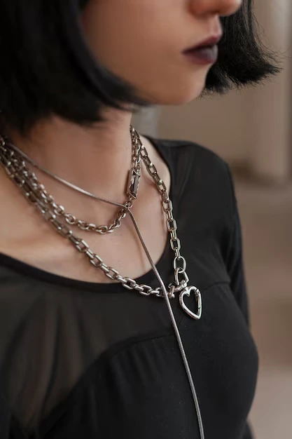 necklace_for_crew_neck