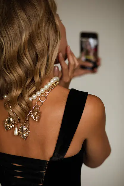 How_to_style_pearl_necklace