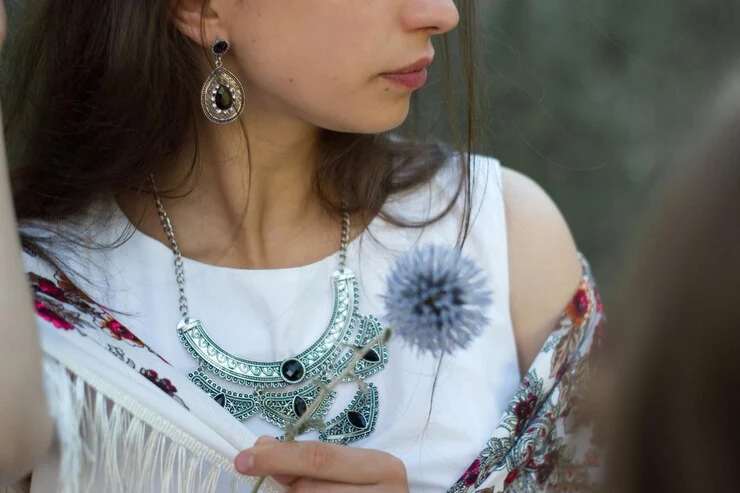 Match-the-Bridal-Necklace-to-Your-Dress