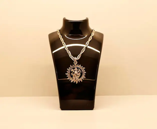 Queen_Camilla's_Goddess_Coin_Pendant_http://necklacedesignz.com/